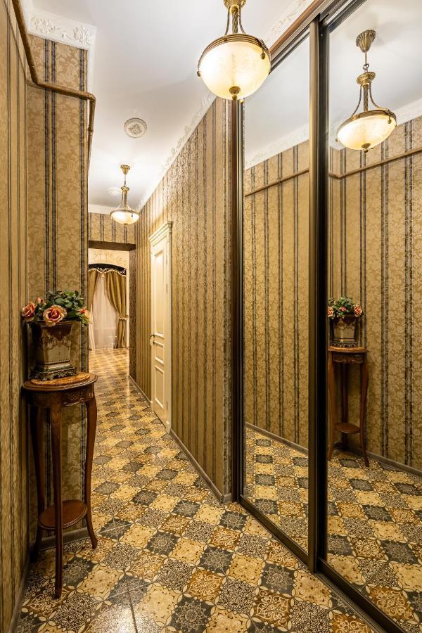 Classic Royal Central Apartment. Balcony And A/C Lviv Exterior photo